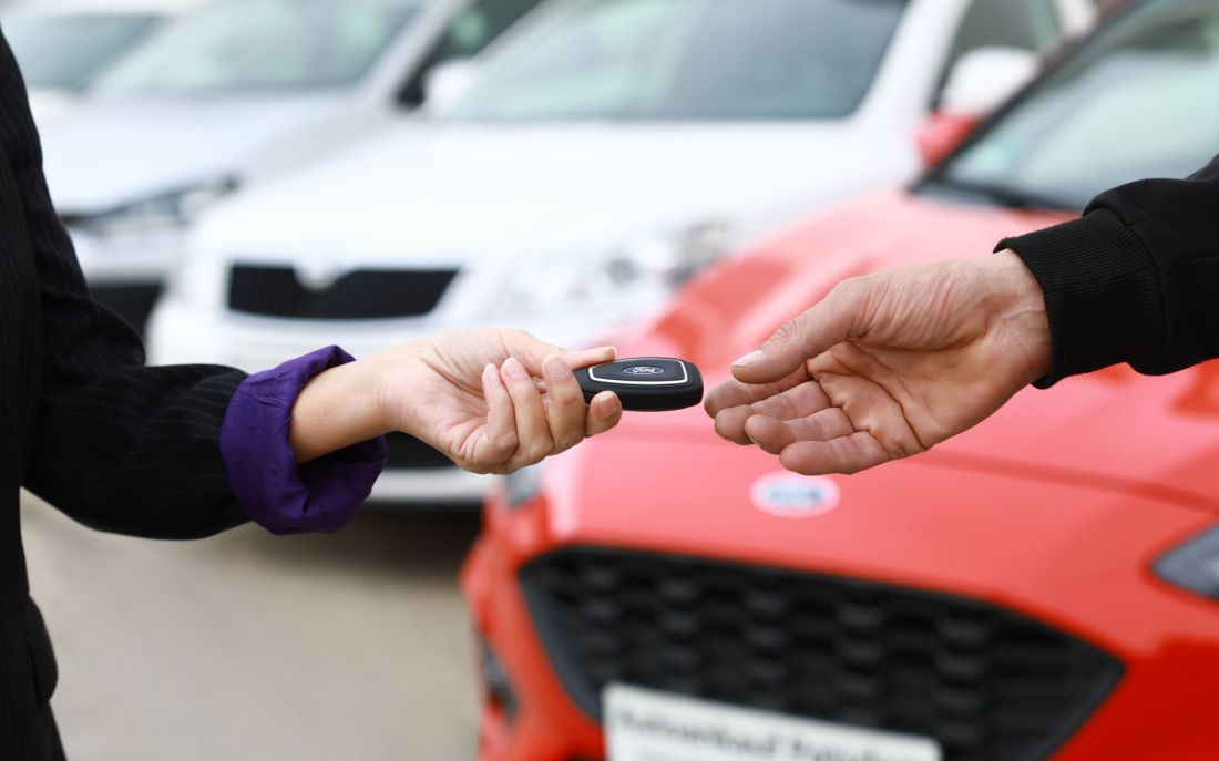Kundin übergibt ihren Autoschlüssel nach erfolgreichem Verkauf ihres Gebrauchtwagens an Heino Lindemann von Autoankauf Potsdam
