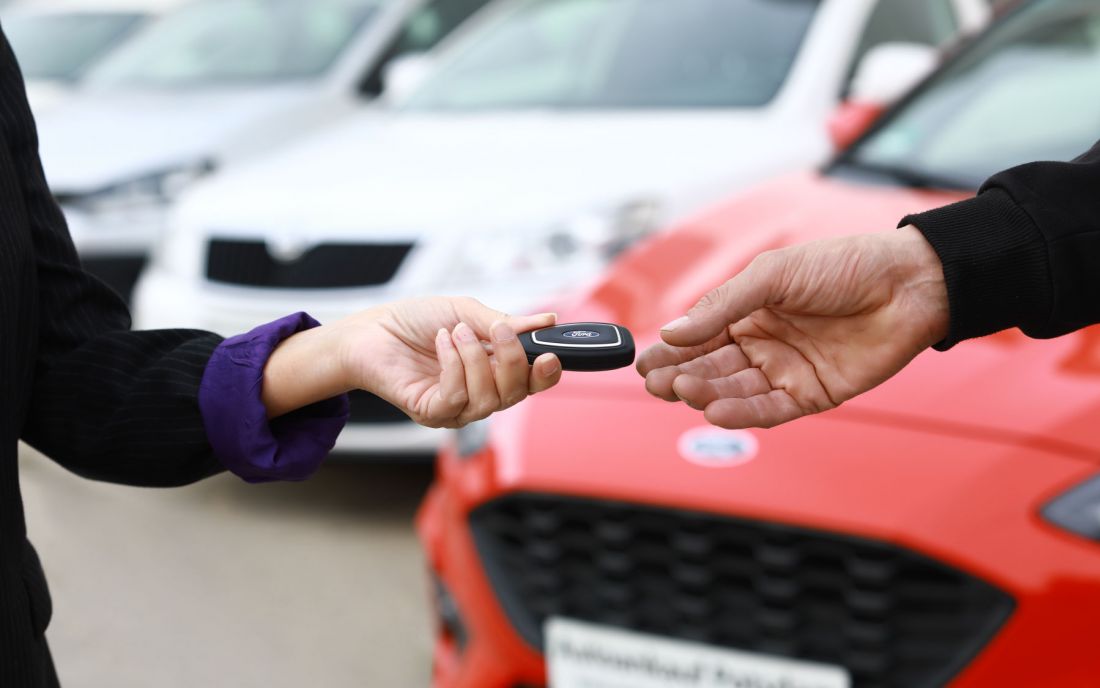Kundin übergibt ihren Autoschlüssel nach erfolgreichem Verkauf ihres Gebrauchtwagens an Heino Lindemann von Autoankauf Potsdam